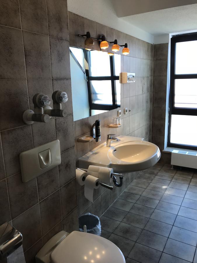 Einzelzimmer mit Gemeinschaftsdusche und -WC